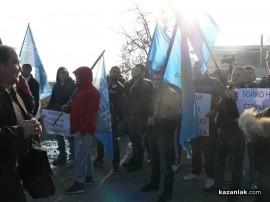 Хора на Бареков причакват кметовете на ГЕРБ и Бойко Борисов до Зорница