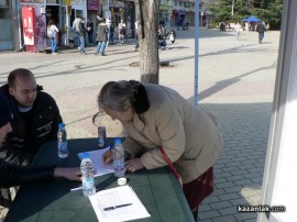 Подписи за референдум се събират в центъра на Казанлък / Новини от Казанлък
