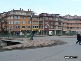 Казанлъчани заключват любовни катинари на два казанлъшки моста