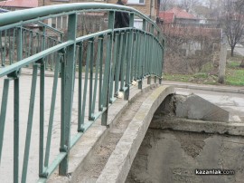 Казанлъчани заключват любовни катинари на два казанлъшки моста