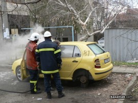 Автомобил горя в центъра на Казанлък