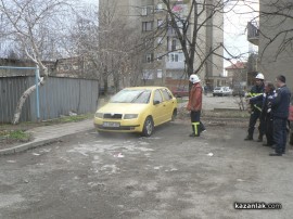 Автомобил горя в центъра на Казанлък