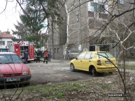 Автомобил горя в центъра на Казанлък