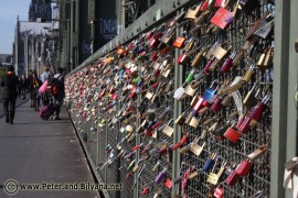 Казанлъчани заключват любовни катинари на два казанлъшки моста