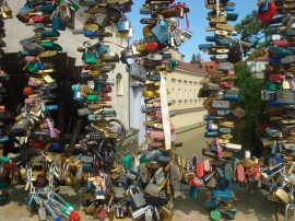 Казанлъчани заключват любовни катинари на два казанлъшки моста