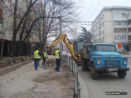 Подменят тротоара пред блока на Станчо Коев / Новини от Казанлък