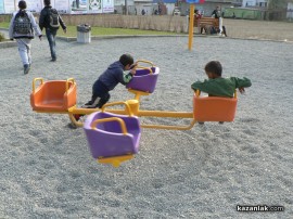 Подписка в Източното срещу нова детска площадка