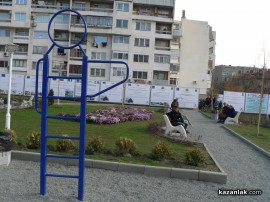 Подписка в Източното срещу нова детска площадка