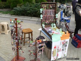 Младежи с големи сърца продават мартеници с благотворителни цели