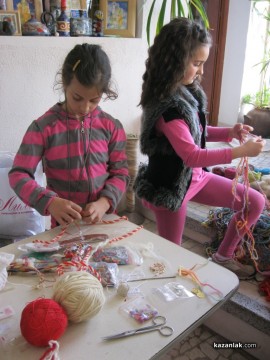 Възпитаниците на Ваня Запрянова правят мартеници и печелят конкурси