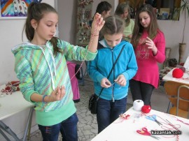 Възпитаниците на Ваня Запрянова правят мартеници и печелят конкурси