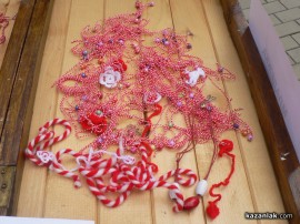 Младежи с големи сърца продават мартеници с благотворителни цели