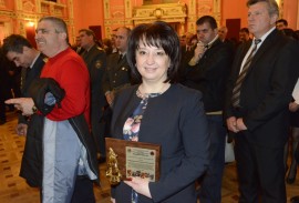 Областният управител Живка Аладжова получи отличие от Националния конкурс „Пожарникар на годината