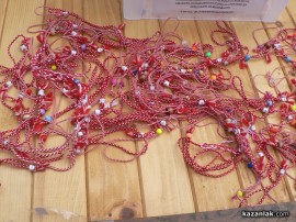 Младежи с големи сърца продават мартеници с благотворителни цели