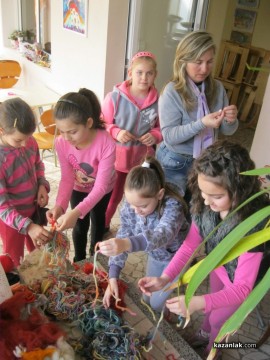 Възпитаниците на Ваня Запрянова правят мартеници и печелят конкурси