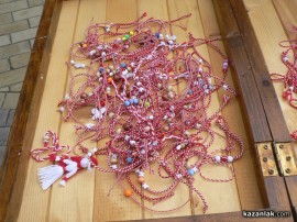 Младежи с големи сърца продават мартеници с благотворителни цели