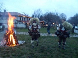  Въпреки дъжда в Казанлък изпълниха ритуала Сирни поклади / Новини от Казанлък