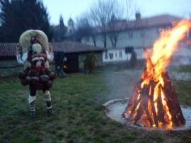  Въпреки дъжда в Казанлък изпълниха ритуала Сирни поклади