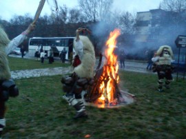  Въпреки дъжда в Казанлък изпълниха ритуала Сирни поклади