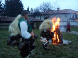  Въпреки дъжда в Казанлък изпълниха ритуала Сирни поклади