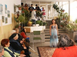 Децата от НЧ Възродена Искра изнесоха концерти в Домовете за стари хора / Новини от Казанлък