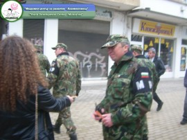  Доброволците от Взаимопомощ раздаваха гривни с цветовете на българското знаме