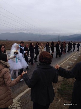 Кортежът на Орешарски забави казанлъшка сватба, младоженците играха хоро на пътя