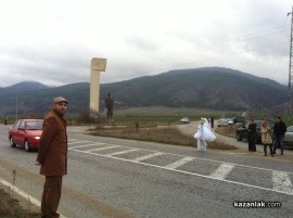 Кортежът на Орешарски забави казанлъшка сватба, младоженците играха хоро на пътя