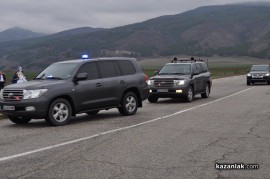Кортежът на Орешарски забави казанлъшка сватба, младоженците играха хоро на пътя