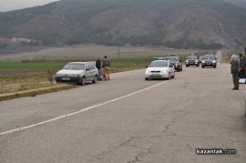 Кортежът на Орешарски забави казанлъшка сватба, младоженците играха хоро на пътя