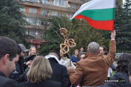 Кортежът на Орешарски забави казанлъшка сватба, младоженците играха хоро на пътя