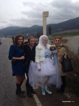 Кортежът на Орешарски забави казанлъшка сватба, младоженците играха хоро на пътя