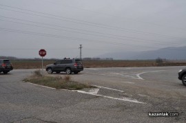 Кортежът на Орешарски забави казанлъшка сватба, младоженците играха хоро на пътя