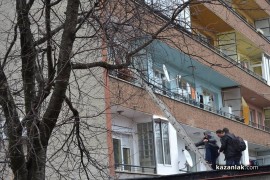 Кортежът на Орешарски забави казанлъшка сватба, младоженците играха хоро на пътя