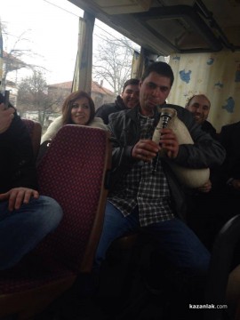 Кортежът на Орешарски забави казанлъшка сватба, младоженците играха хоро на пътя