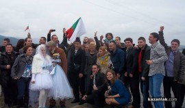 Кортежът на Орешарски забави казанлъшка сватба, младоженците играха хоро на пътя