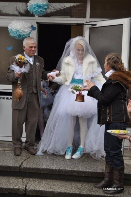 Кортежът на Орешарски забави казанлъшка сватба, младоженците играха хоро на пътя