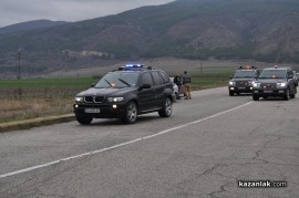 Кортежът на Орешарски забави казанлъшка сватба, младоженците играха хоро на пътя