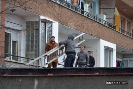 Кортежът на Орешарски забави казанлъшка сватба, младоженците играха хоро на пътя