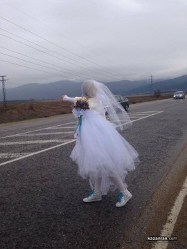 Кортежът на Орешарски забави казанлъшка сватба, младоженците играха хоро на пътя