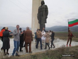 Кортежът на Орешарски забави казанлъшка сватба, младоженците играха хоро на пътя