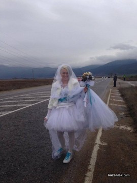 Кортежът на Орешарски забави казанлъшка сватба, младоженците играха хоро на пътя