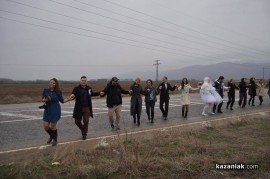 Кортежът на Орешарски забави казанлъшка сватба, младоженците играха хоро на пътя