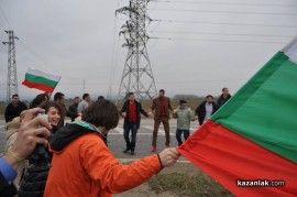 Кортежът на Орешарски забави казанлъшка сватба, младоженците играха хоро на пътя