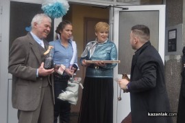 Кортежът на Орешарски забави казанлъшка сватба, младоженците играха хоро на пътя