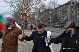 Кортежът на Орешарски забави казанлъшка сватба, младоженците играха хоро на пътя