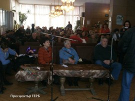 ГЕРБ – Казанлък с осмомартенски подарък към Клуба на пенсионерите