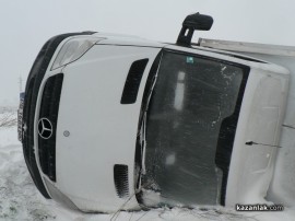 Само на няколко километра от Казанлък има истинска зима. Снежна буря изхвърли от пътя бус