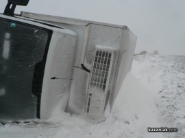 Само на няколко километра от Казанлък има истинска зима. Снежна буря изхвърли от пътя бус