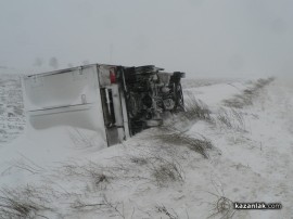 Само на няколко километра от Казанлък има истинска зима. Снежна буря изхвърли от пътя бус